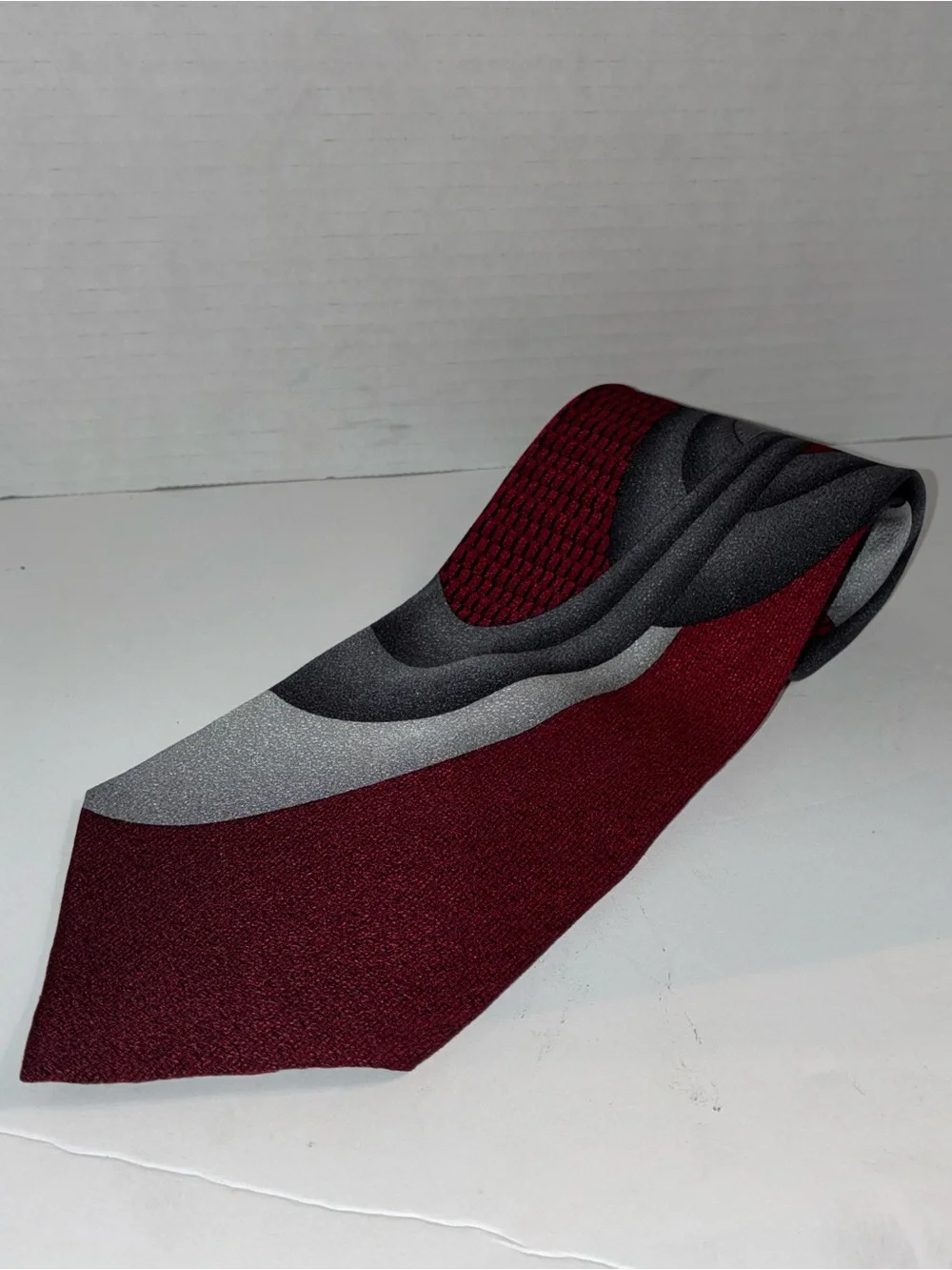 Vintage Enrico Gucci Men's Burgundy and Gray Wave-Pattern Silk Tie